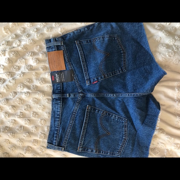 Levi’s Ribcage Short - Picture 3 of 3